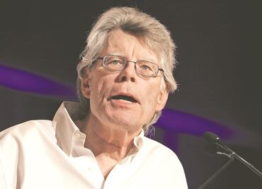 "Deberían pagarme": Stephen King critica medida de Twitter, de cobrar más por verificación azul