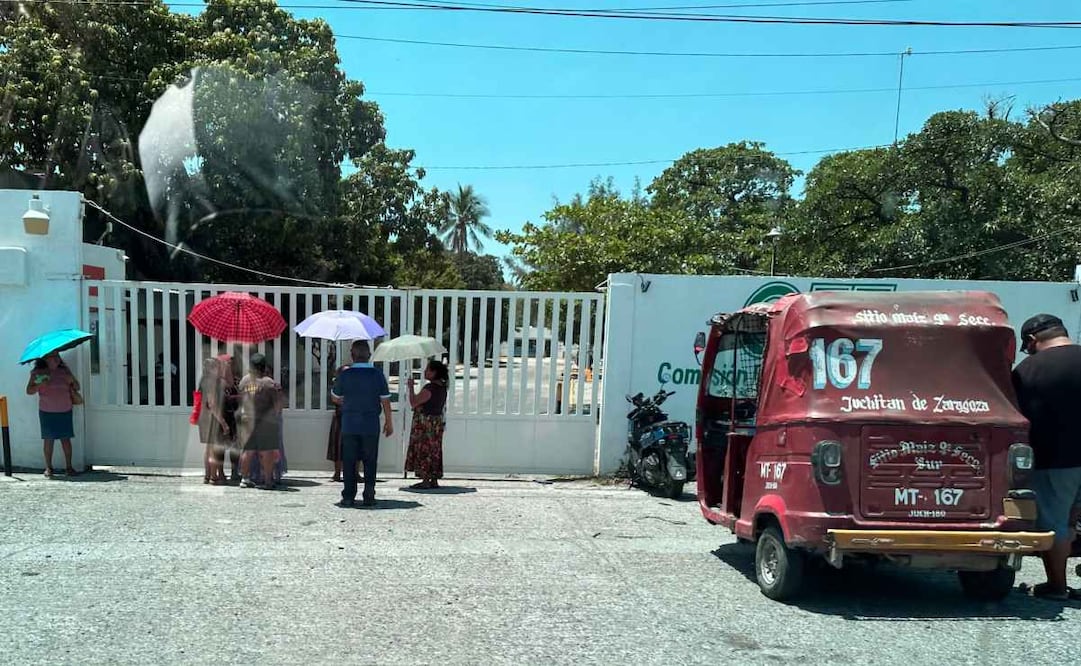 Pobladores de Juchitán y Unión Hidalgo protestan con la CFE; denuncian constantes apagones.
Foto: Especial.