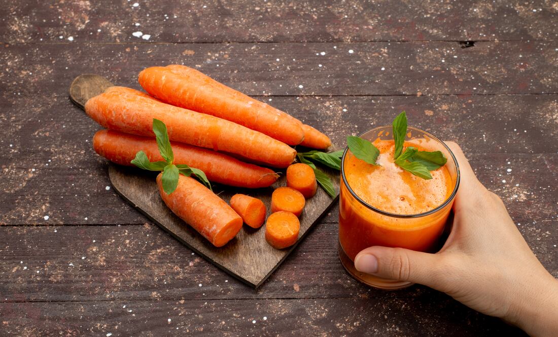 Consumir jugo de zanahoria puede ser un hábito beneficioso para tu salud. Foto: Freepik