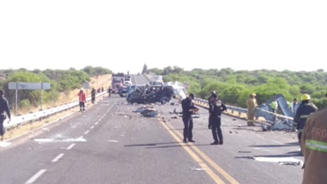 Al menos 30 lesionados y 2 muertos en accidente carretero en Zacatecas