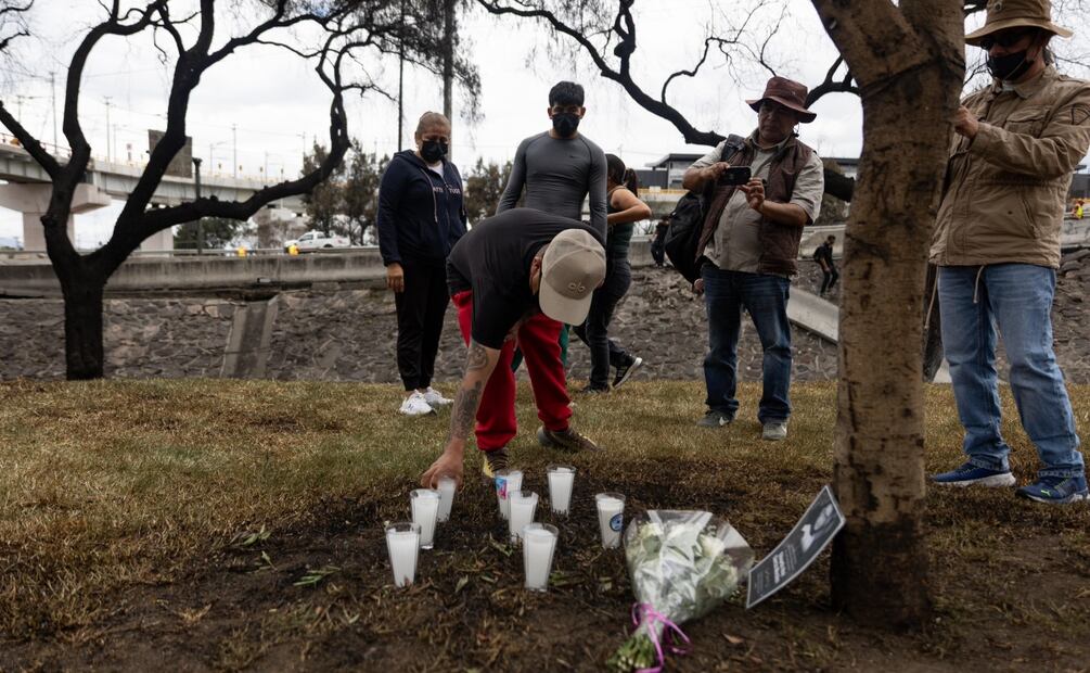 Alumnos rinden homenaje a su profesor fallecido; colocan flores y foto en el Puente de la Concordia. Foto: Hugo Salvador