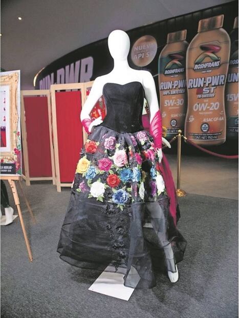 Ángela Aguilar da salto en solitario y canta a su familia