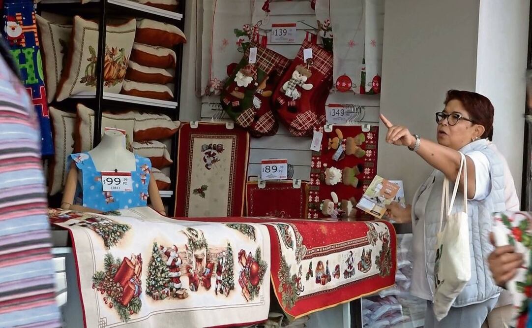 Ciudadanos aprovechan que todavía no hay tanta gente en los comercios para adelantar sus compras para las festividades de fin de año. Foto: Alberto González / EL UNIVERSAL