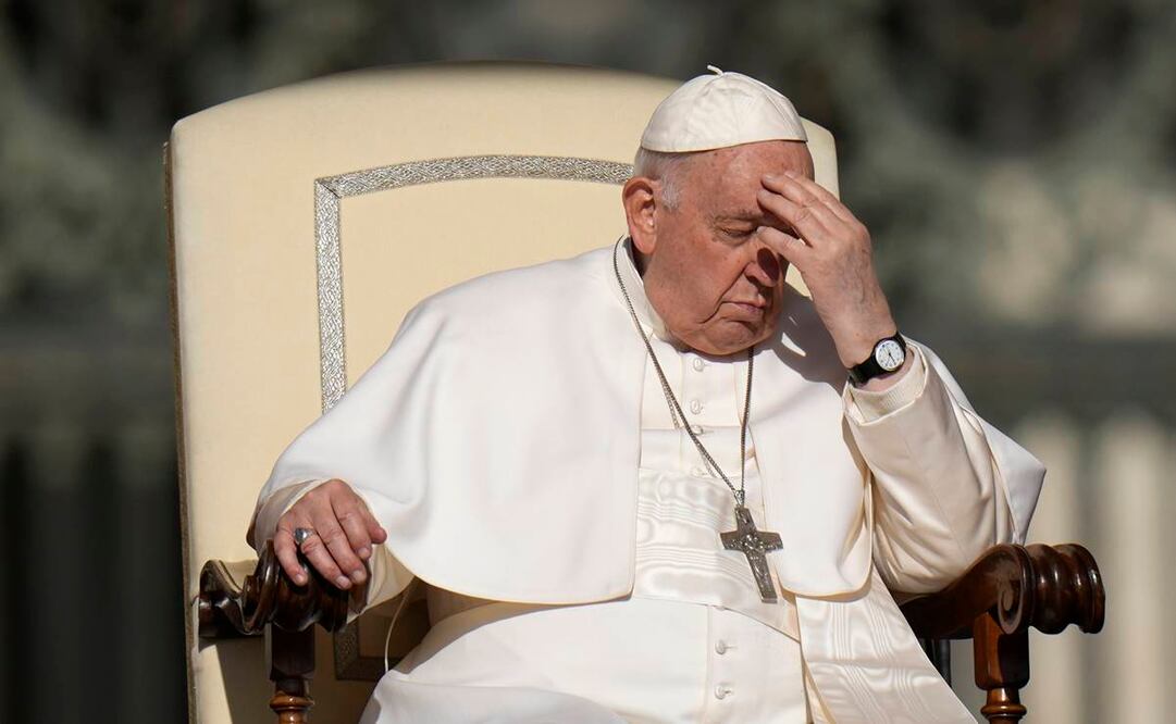 El papa Francisco se toca la frente durante su audiencia semanal en la Plaza de San Pedro en el Vaticano. Foto: AP