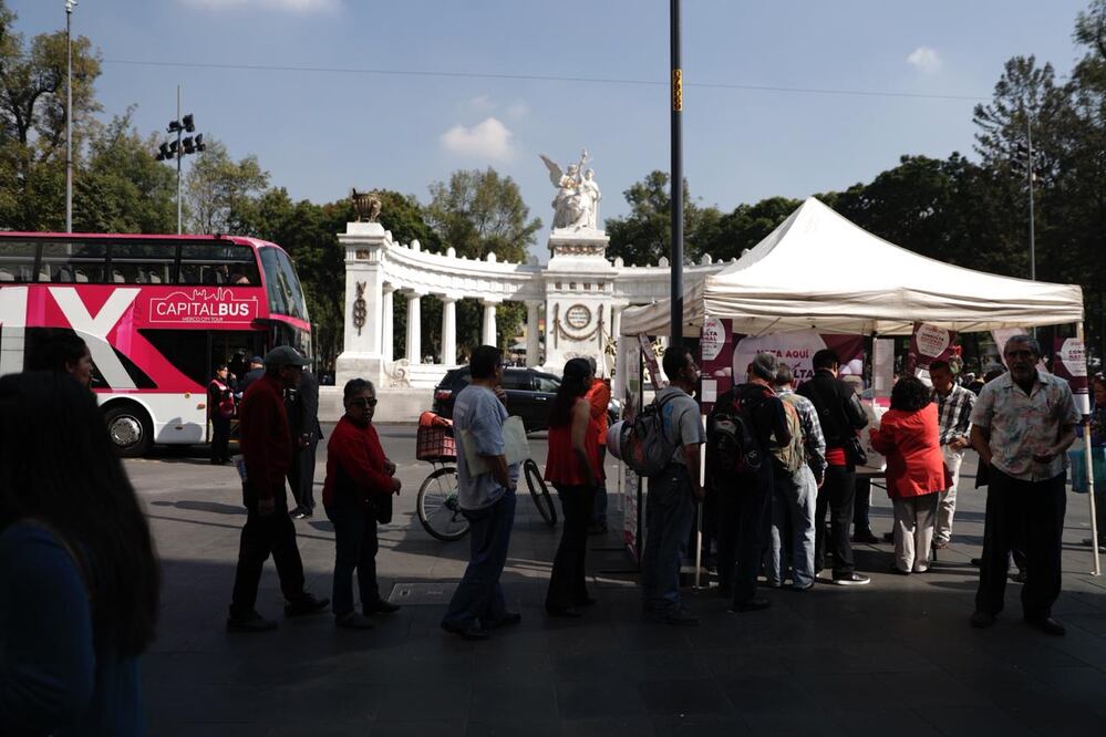 Fila para votar en la consulta por el aeropuerto