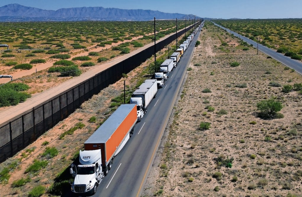 Las restricciones al paso de mercancías hacia Texas afectan el comercio de ambos países, dijo el Presidente. Foto: Luis Torres | EFE