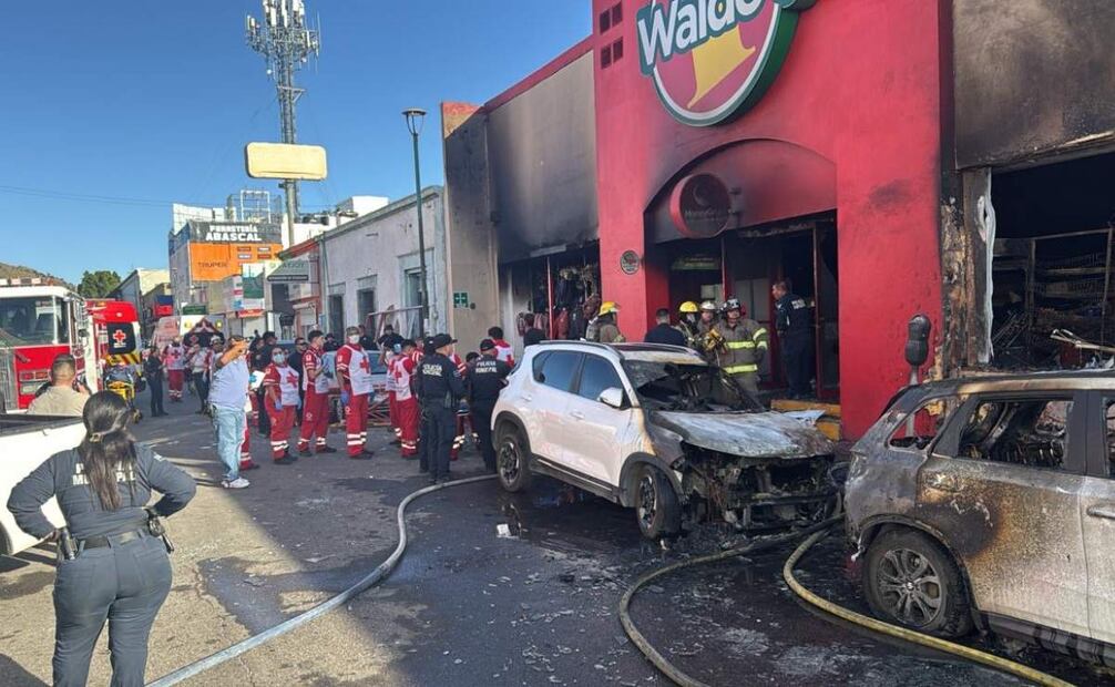 Tras la explosión, comercios cercanos optaron por cerrar sus puertas debido al riesgo de un mayor siniestro.Foto: Especial.