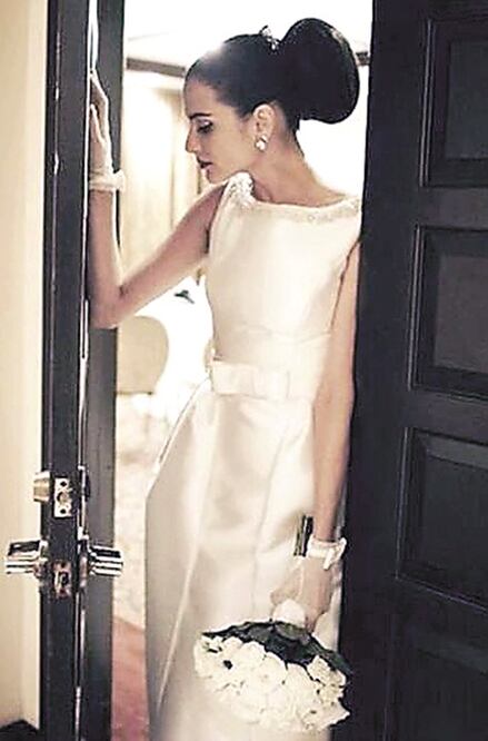 Publicó una foto en la que luce un traje blanco y un ramo (INTAGRAM NATALIA JIMÉNEZ)