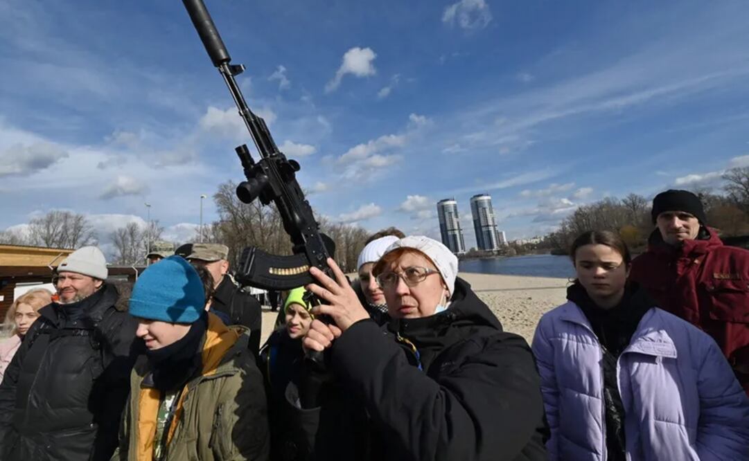 Habitantes de Kiev en un entrenamiento abierto organizado para civiles por veteranos de guerra y voluntarios. Foto: AFP