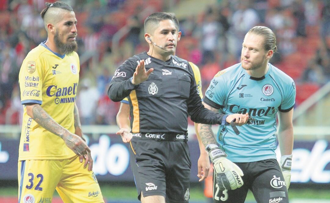 El central Óscar Mejía juzgó de mala manera algunas jugadas, lo que generó polémica. Foto: IMAGO7