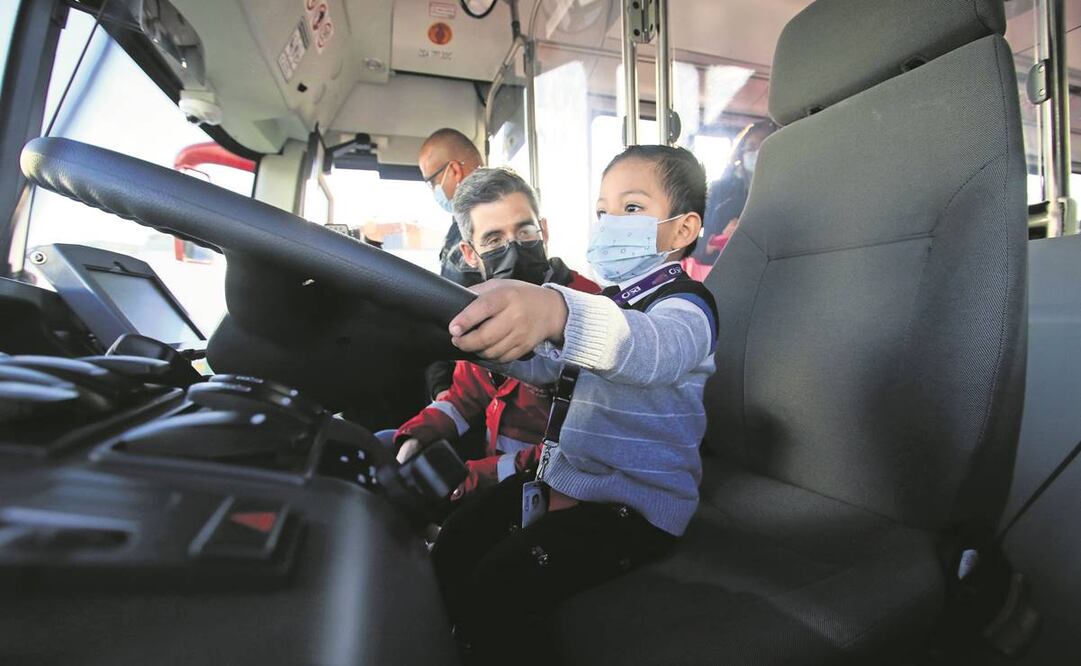 Como parte del recorrido por el Patio Providencia, el niño pudo abordar una unidad del Metrobús y tomó el volante por unos minutos. Fotos: Carlos Mejía/ EL UNIVERSAL.