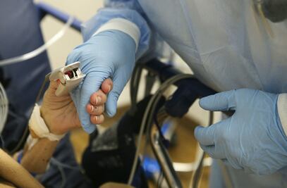 Ómicron provocará más hospitalizaciones y muertes por Covid, que variante delta: CDC europeo