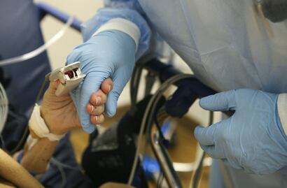 Ómicron provocará más hospitalizaciones y muertes por Covid, que variante delta: CDC europeo