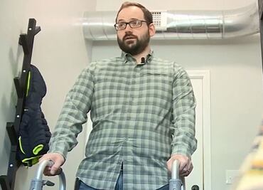 Hombre sufre derrame cerebral por “tronarse mal el cuello” en EU