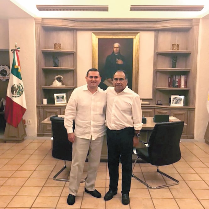 Sin explicación. El gobernador Héctor Astudillo (der.) no detalló los motivos de la baja de Bonifacio Montúfar. TOMADA DE REDES