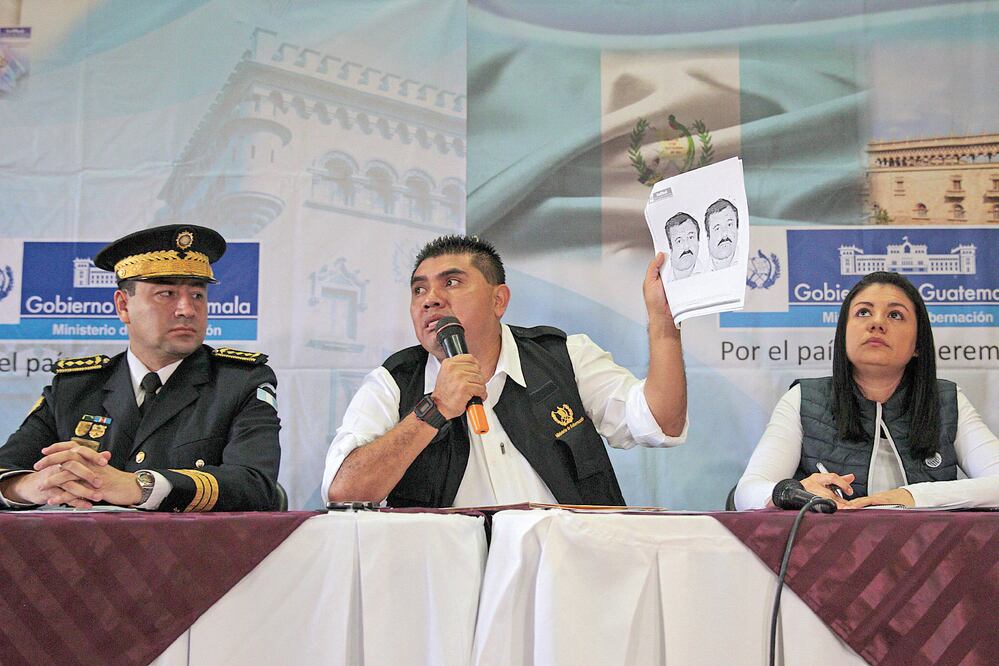 El viceministro de Gobernación de Guatemala, Élmer Sosa, muestra el retrato de Joaquín Guzmán