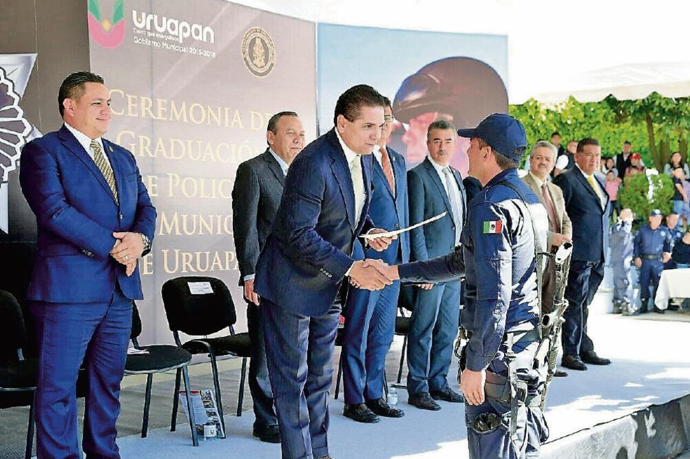 Durante la ceremonia de graduación de 96 elementos de la policía estatal, el gobernador Silvano Aureoles se comprometió a dotarlos de equipo adecuado. (ESPECIAL)