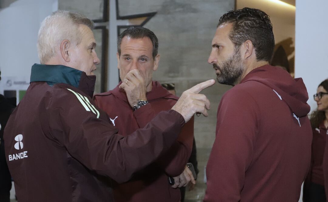 Javier Aguirre y Rubén Baraja conversando, previo al duelo entre México y Valencia - Foto: EFE