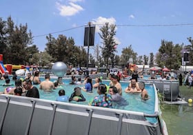 "No salimos de vacaciones porque este año no hay presupuesto"; cientos de personas abarrotan albercas de Utopía Magdalena Mixiuhca