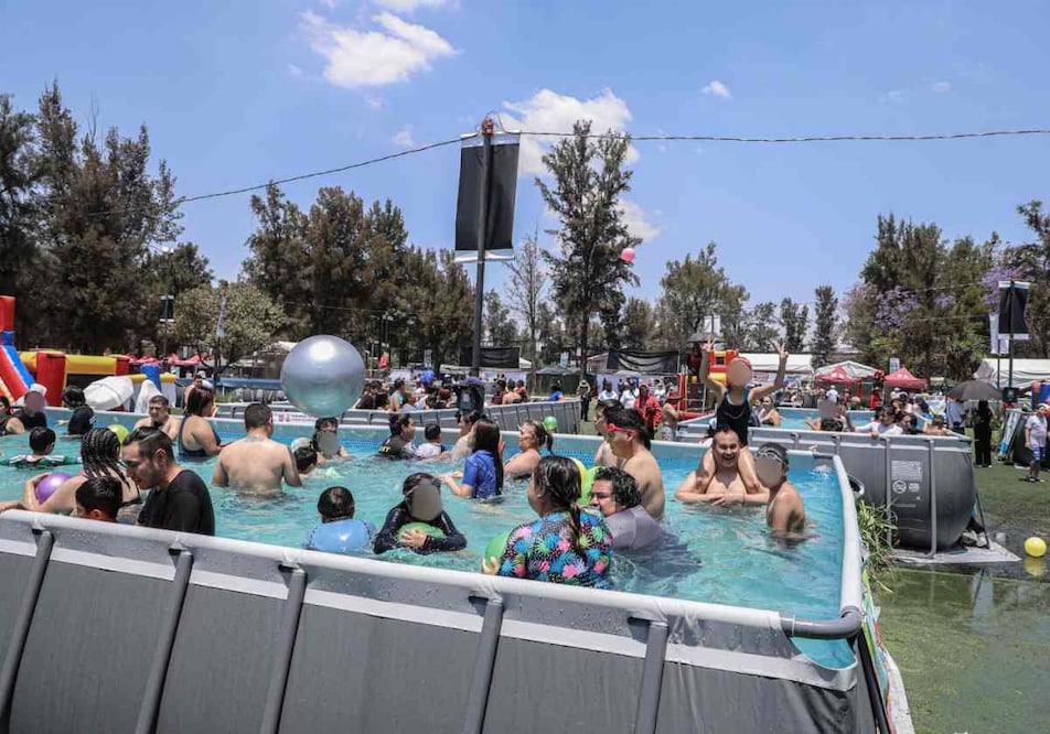 "No salimos de vacaciones porque este año no hay presupuesto"; cientos de personas abarrotan albercas de Utopía Magdalena Mixiuhca, en la alcaldía Iztacalco. Foto: Gabriel Pano