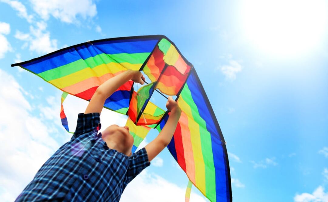 Tú mismo podrás armar un papalote y volarlo. (Foto: iStock)