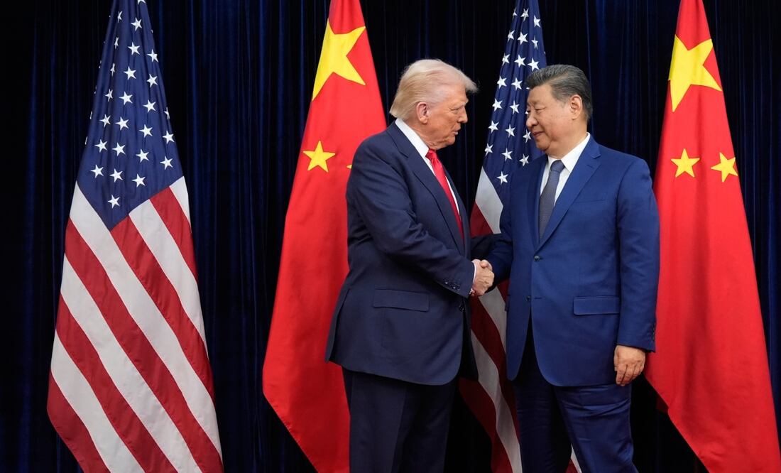 El presidente estadounidense, Donald Trump, y el presidente chino, Xi Jinping, se dan la mano antes de su reunión en el Aeropuerto Internacional Gimhae en Busan, Corea del Sur. Foto: AP