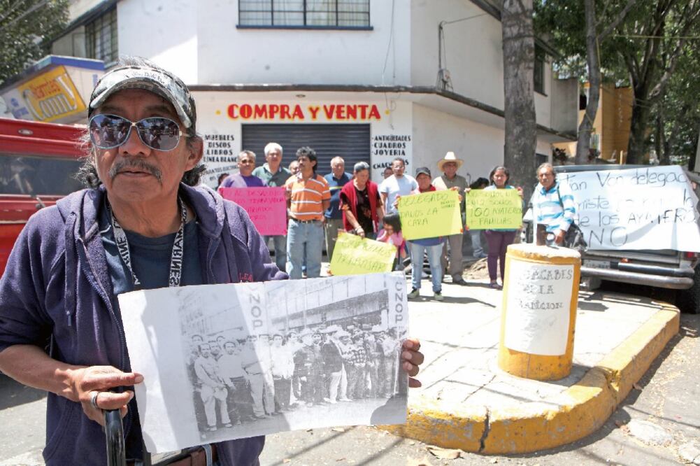 Los comerciantes argumentan que el tianguis es una tradición en la colonia y mostraron credenciales que indican los puntos donde pueden ubicarse (VALENTE ROSAS. EL UNIVERSAL)
