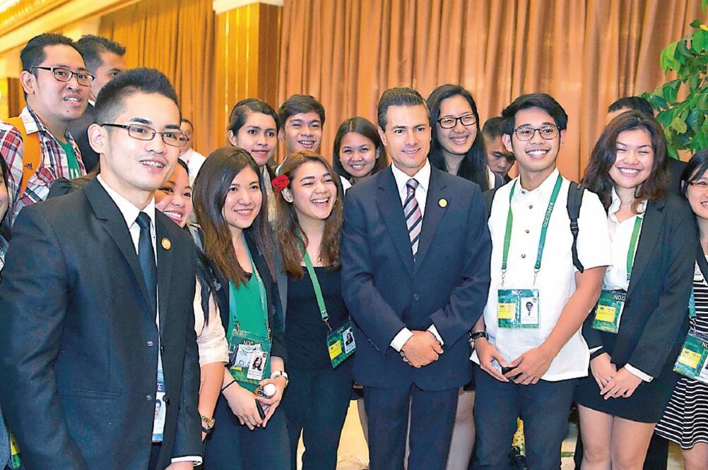 El Presidente saludó a jóvenes voluntarios que apoyan a las distintas delegaciones de los países participantes en la Reunión de Líderes Económicos del Foro de Cooperación Económica Asía-Pacífico (APEC) (ESPECIAL)