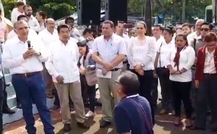 Hombre se arrodilla frente a gobernador de Tabasco para que atienda caso de fraude