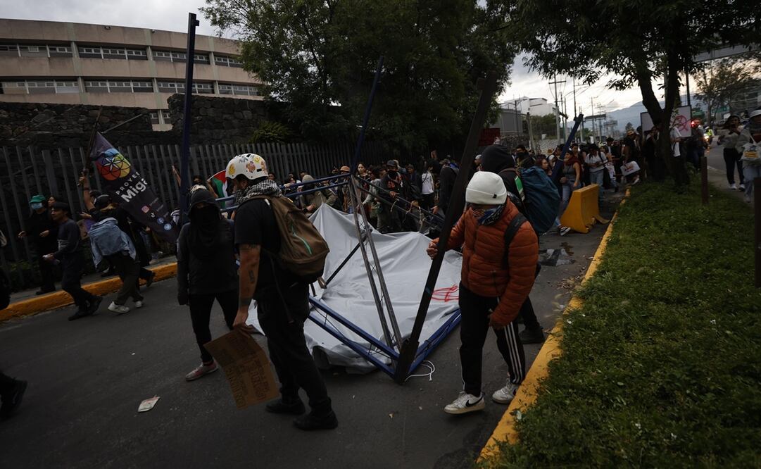 Bloque negro durante la marcha en contra de la gentrificación pinto y rompió mobiliario del MUAC. Foto: Diego Simón Sánchez / El Universal.