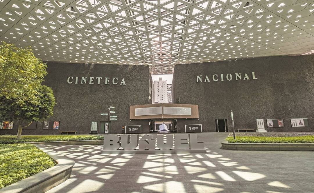 En la Cineteca Nacional vacía permanecen las letras de una exposición sobre Buñuel, que terminaría en abril. Fotos: SERGIO TAPIA Y ADRIANA HERNÁNDEZ. EL UNIVERSAL.