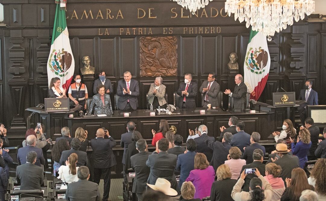 Flanqueada por el secretario de Gobernación, Adán Augusto López, y por la presidenta del Senado, Olga Sánchez, Ifigenia Martínez recibió la medalla. Foto: Germán Espinosa. El Universal