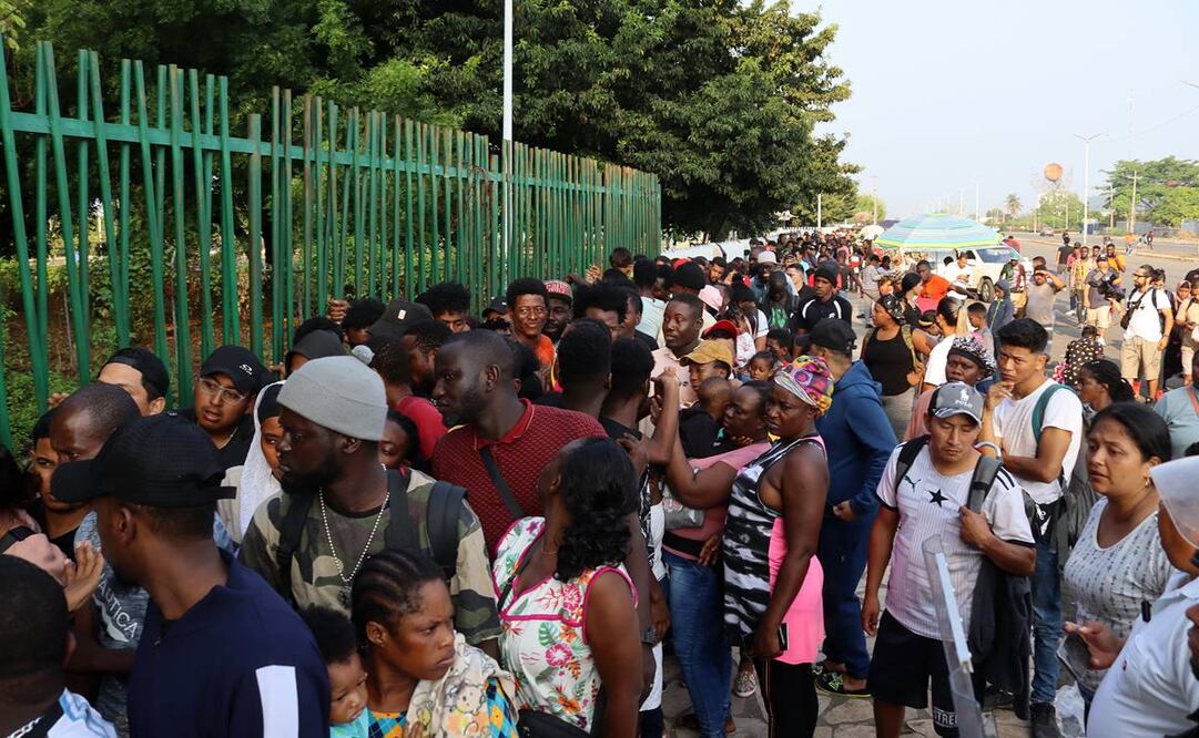 Migrantes en Tapachula, Chiapas. La urgencia por salir de la frontera sur de México se eleva en el último día del Título 42 en EU. Foto: EFE