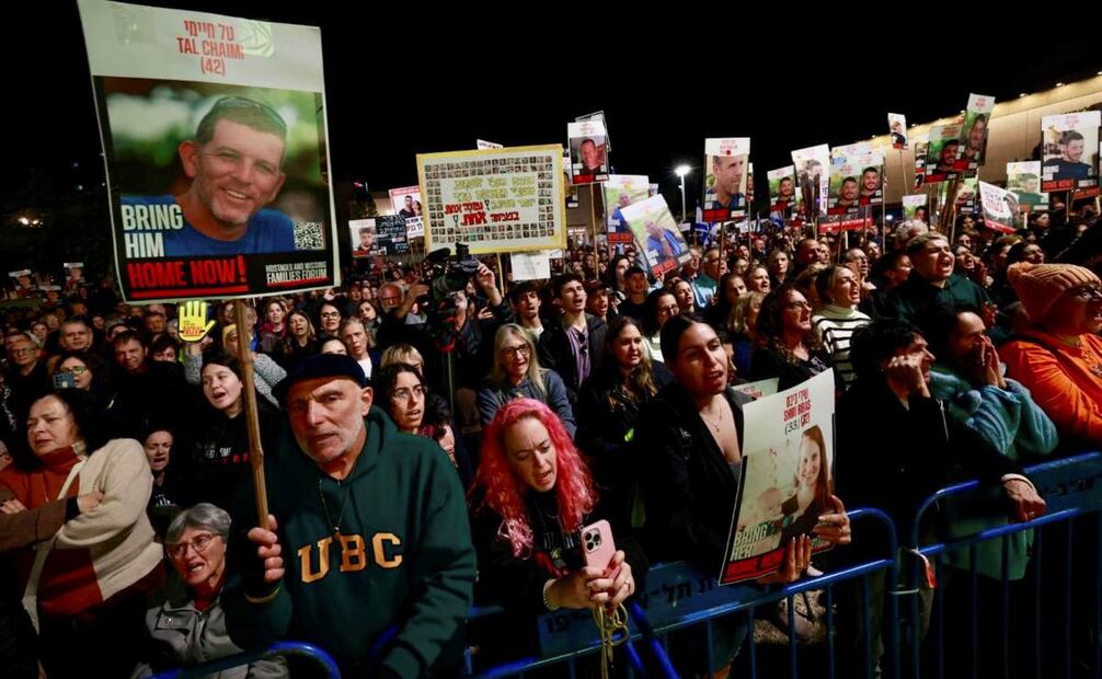 Cientos de personas se concentran en Tel Aviv en protesta para que se saque de Gaza a todos los rehenes. Foto: EFE