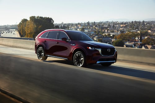 Mazda CX-90 de 8 pasajeros vence al Dodge Charger