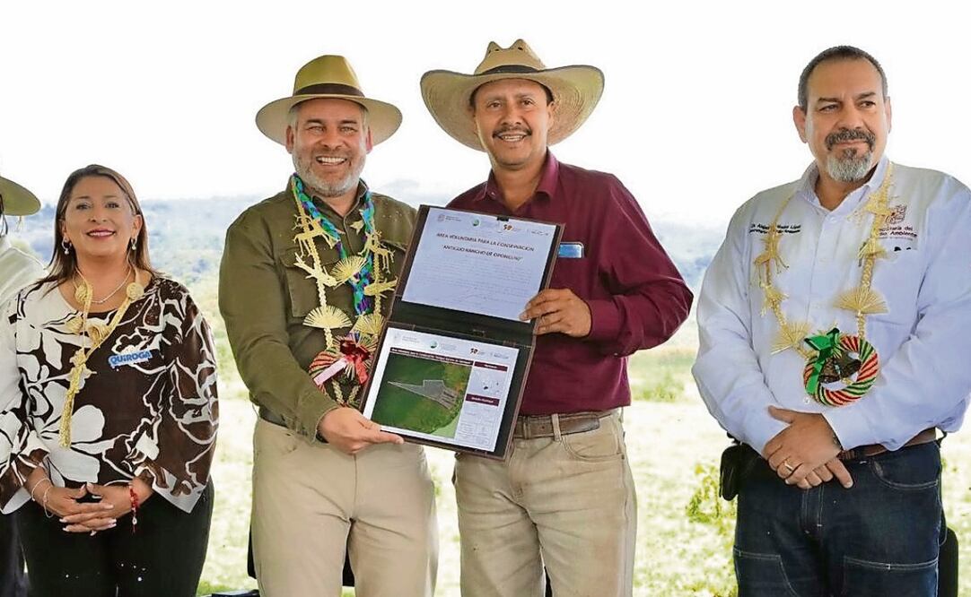 El gobernador afirmó que las comunidades podrán acceder a recursos para seguir con el rescate del lago. Foto: Especial