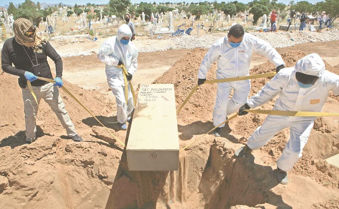 Ante la saturación de espacios en el Semefo de Ciudad Juárez, Chihuahua, ayer fueron inhumados los cadáveres de 50 personas. Fotos: CHRISTIAN TORRES. EL UNIVERSAL