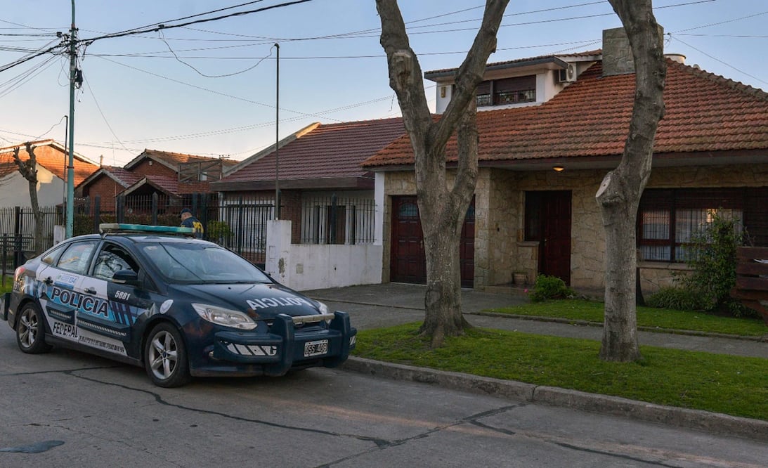 Un miembro de la Policía Federal Argentina se encuentra frente a la casa allanada, después de que una foto de una obra maestra del siglo XVII, presuntamente robada por los nazis a un coleccionista de arte judío holandés. Foto: Mara Sosti / AFP.