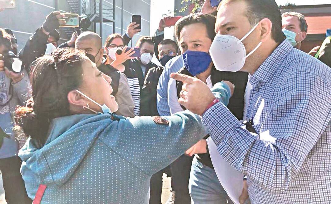 La madre y abuela de un niño de 13 años desaparecido tras el accidente interrumpieron a los panistas para pedir ayuda. Foto: Captura de video.
