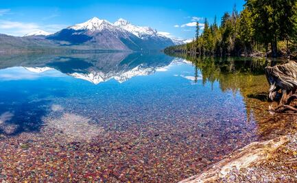 ¿Por qué este lago cristalino está lleno de piedras de colores?