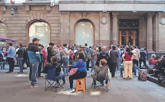 Hacen largas filas por monedas mundialistas