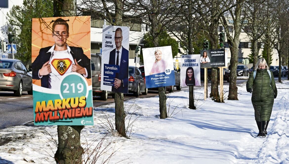 Pancartas electorales de varios partidos políticos se exhiben antes de las parlamentarias, al costado de una carretera en Espoo, Finlandia, el miércoles pasado. Foto: Heikki Saukkomaa / AFP