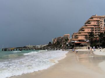 El centro de Beryl tocará tierra en Texas este lunes probablemente como huracán
