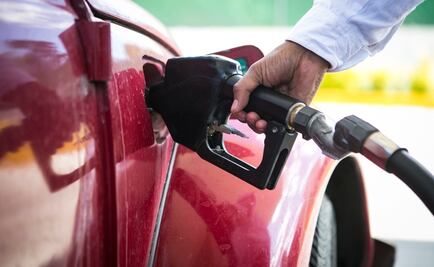 Pemex controla fuga de combustible por toma clandestina en Acolman, Edomex