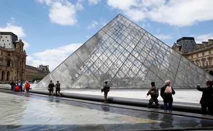 Oficial del Louvre negó paso a mujer por su ropa