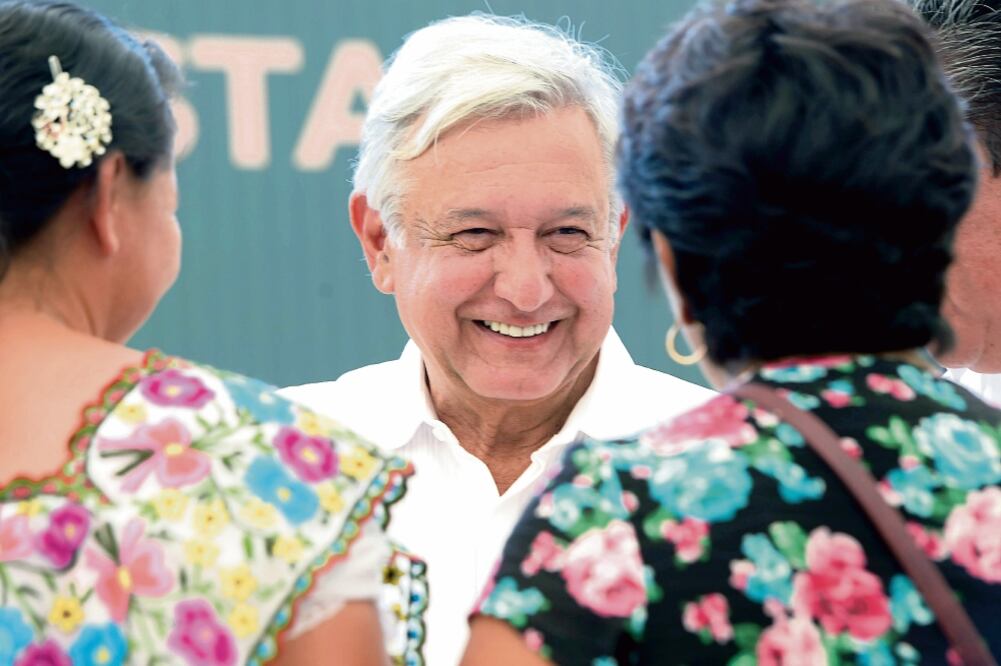 El presidente Andrés Manuel López Obrador entregó tarjetas a beneficiarios de programas de Bienestar, en Hopelchén, Campeche. Foto: PRESIDENCIA