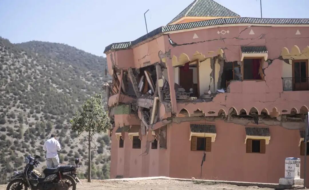 Un hombre de pie junto a un hotel dañado por un sismo en el poblado de Moulay Brahim, cerca del epicentro del sismo, a las afueras de Marrakech, Marruecos, el sábado 9 de septiembre de 2023. Foto: AP
