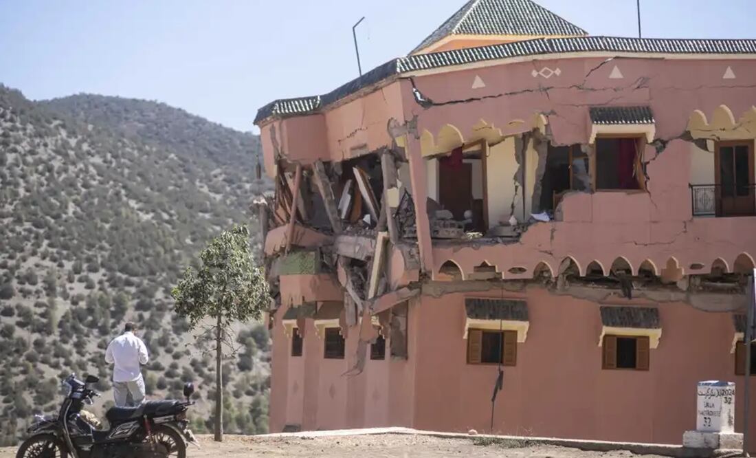 Un hombre de pie junto a un hotel dañado por un sismo en el poblado de Moulay Brahim, cerca del epicentro del sismo, a las afueras de Marrakech, Marruecos, el sábado 9 de septiembre de 2023. Foto: AP