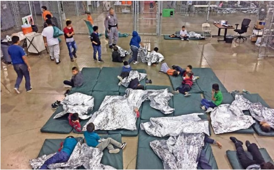 Imagen del 17 de junio, en la que se ve a niños migrantes que han sido separados de sus padres en un centro de detención de las autoridades estadounidenses, ubicado en Río Grande, en Texas ()