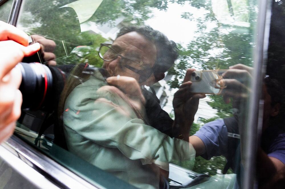 La exprimera dama de Argentina Fabiola Yáñez en el interior de un vehículo antes de declarar desde Madrid, de forma telemática, ante la Justicia del país sudamericano por la denuncia presentada el 6 de agosto contra su expareja, el expresidente Alberto Fernández. Foto: EFE
